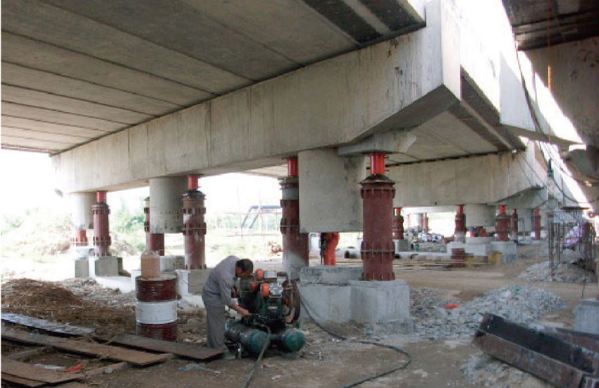 珠海高欄港高速公路前鋒涌大橋調(diào)坡頂升工程