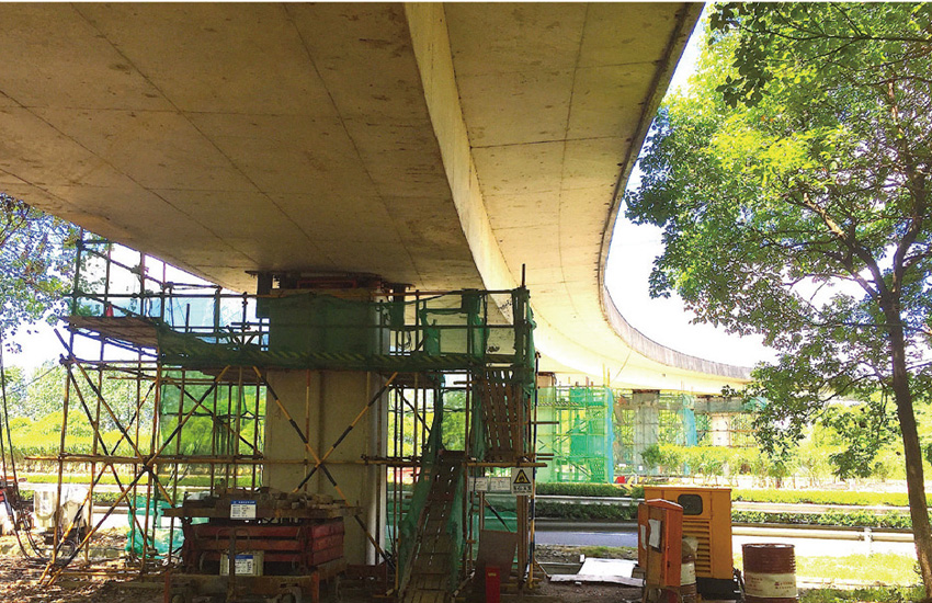 上海東南郊環(huán)大東立交匝道橋連續(xù)曲線箱梁糾偏旋轉(zhuǎn)工程