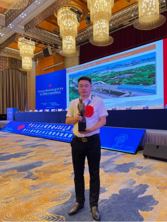 尹天軍董事長(zhǎng)出席第十八屆詹天佑獎(jiǎng)?lì)C獎(jiǎng)大會(huì)