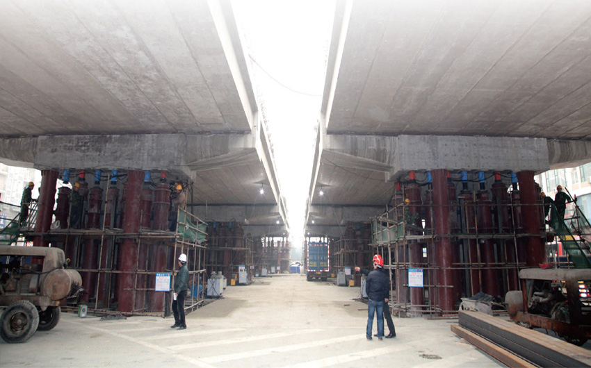 成都羊西立交橋整體調(diào)坡頂升工程