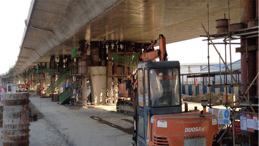 南通長江路高架原落地段連續(xù)箱梁整體調(diào)坡頂升工程