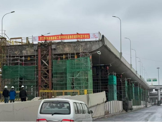 上海軍工路新建工程頂升段順利頂升到位