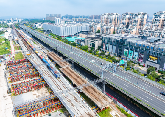 國(guó)內(nèi)首創(chuàng)！紹興城際鐵路總重量超8000噸新舊橋梁梁體快速化“移舊換新”